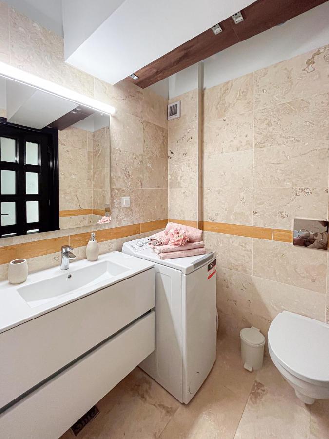 Uniquemoments Airport Apartment & Secure Parking & Airport Shuttle Iasi Exterior foto